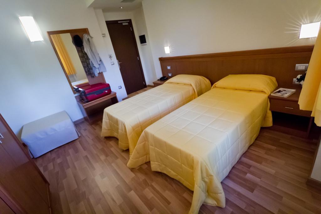 Hotel Donnini Assisi Szoba fotó